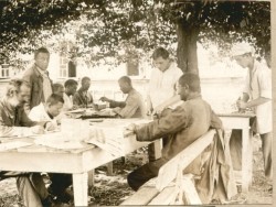 Фотография. Мастерская в Ставропольской психиатрической больнице. 1930-е гг. Из фотоальбома главного врача А.Я. Доршта 1939 г.